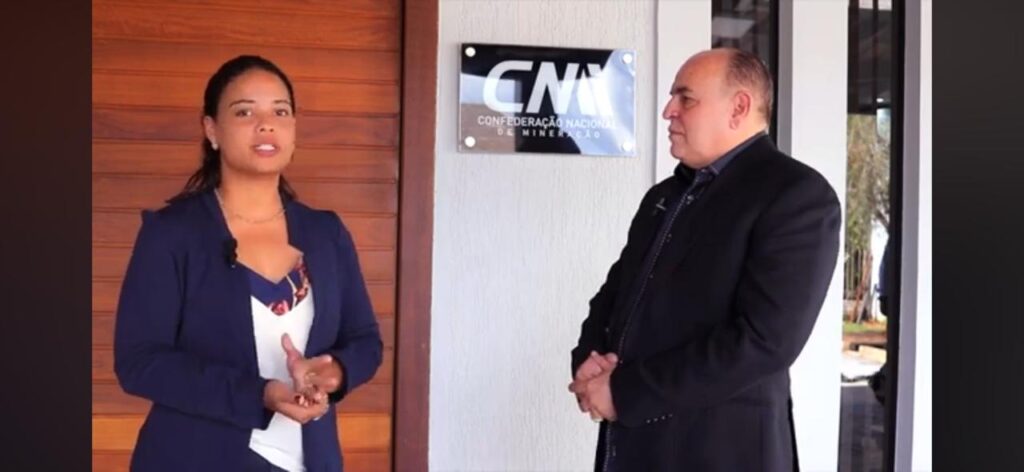 Bruno Cecchini em reunião com Aline, presidente da Associação Comercial de Buriti, discutindo parcerias para fortalecer o desenvolvimento regional.